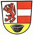 Landkreis Wegscheid (–1972) Gespalten, vorne in Silber ein steigender roter Wolf, hinten in Rot ein silberner Balken; im goldenen Schildfuß ein schwarzer Tiegel.[3]
