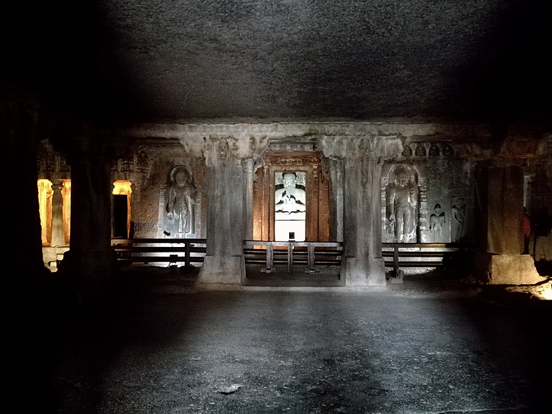 Datei:Ajanta, Höhle 6, Obergeschoss Durchblick.jpg