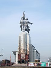 Die Skulptur am Nordeingang des WWZ in Moskau