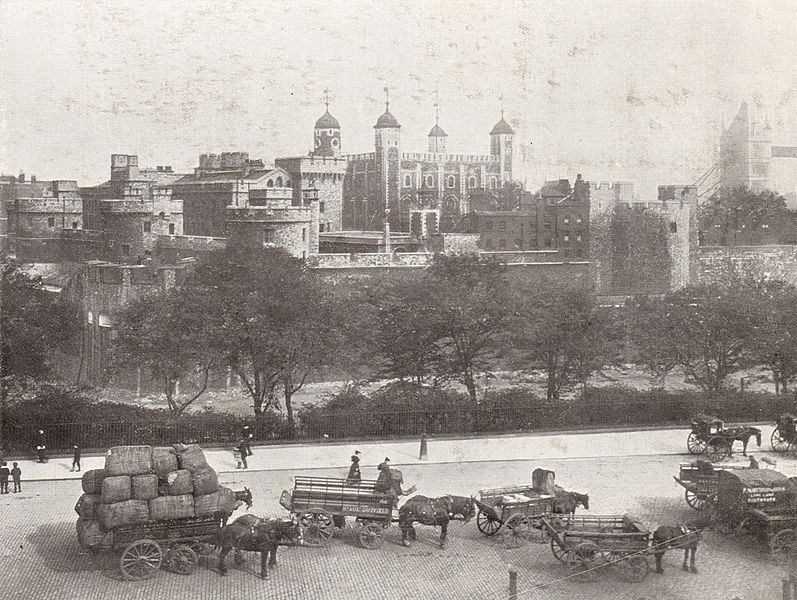 Datei:The Tower of London from Tower Hill.jpg