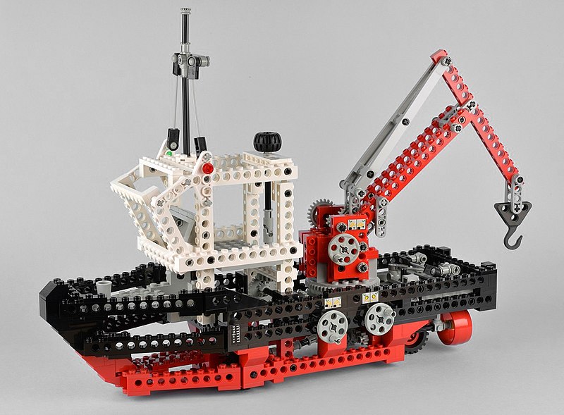 Datei:Lego Technic 8839 Bergungsschlepper (14615689097) grau.jpg