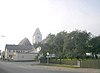 Marxheim, Ortskern mit der katholischen Pfarrkirche St. Peter und Paul im Hintergrund; nachbearbeitete Version von mir der Originalaufnahme von Szeder László