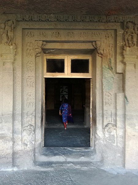 Datei:Ajanta, Höhle 21, Eingangsportal.jpg