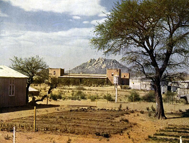 Datei:Die Feste in Okahandja; Im Hintergrunde der Kaiser- Wilhelm-Berg Deutsch-Südwestafrika.jpg