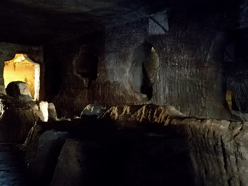 Datei:Ajanta, Höhle 24, Blick zur Seite.jpg