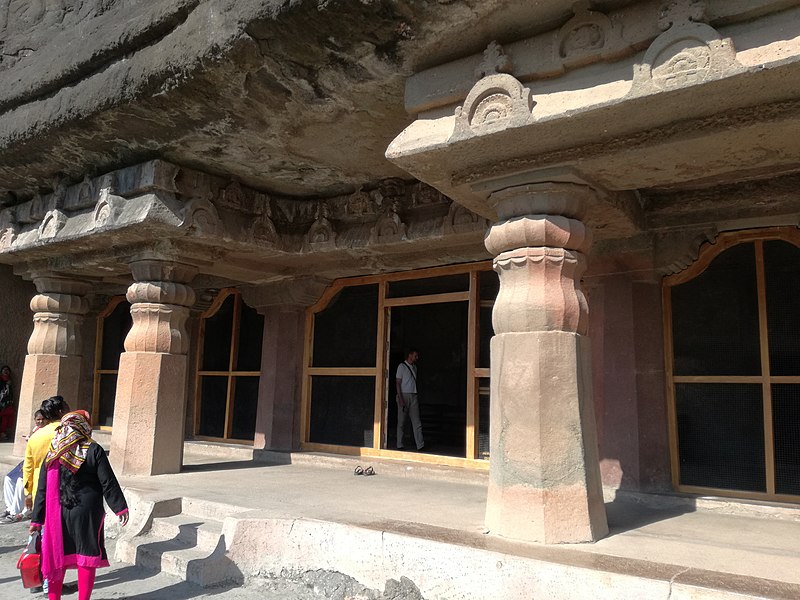Datei:Ajanta, Höhle 7, Risalitvorbau.jpg