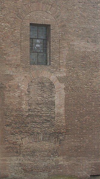 Datei:Aussenwand Baptisterium.jpg