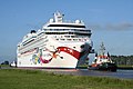 Norwegian Jewel während der Emsüberführung bei Leer (Ostfriesland) am 25. Juni 2005