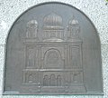 Relief auf dem Synagogendenkmal am Standort der ehemaligen Hauptsynagoge am Hans-Sachs-Platz