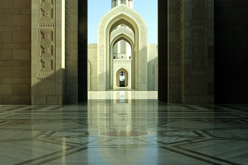 Datei:Sultan Qaboos Mosque Court Muscat Oman.jpg