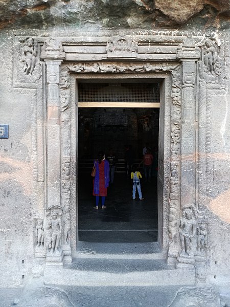 Datei:Ajanta, Höhle 26, Eingangsportal.jpg