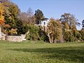 Aschaffenburger Schlossgarten mit Pavillon beim Schloss Johannisburg, vom Mainufer aus gesehen