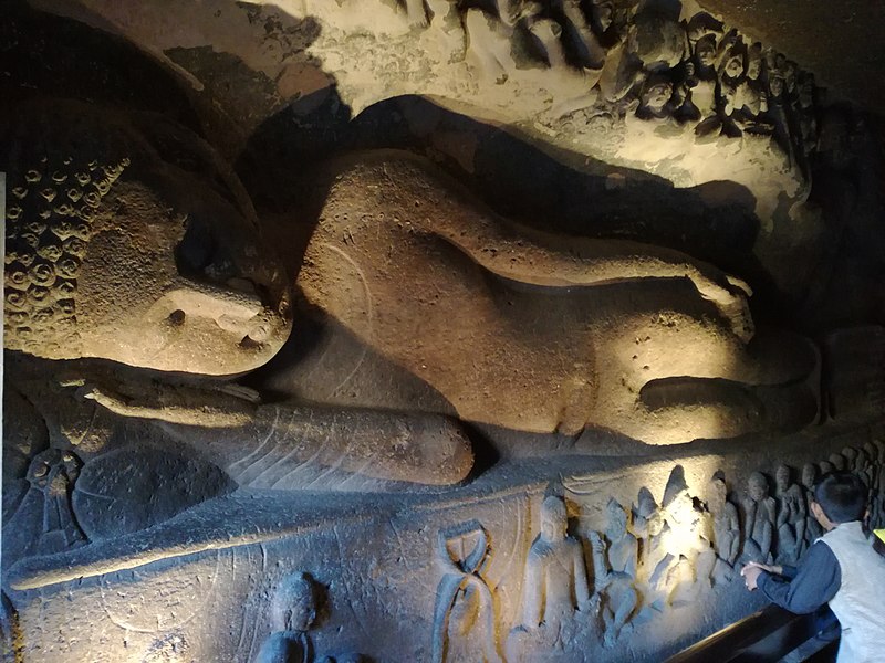 Datei:Ajanta, Höhle 26, Relief liegender Buddha in Umgang.jpg