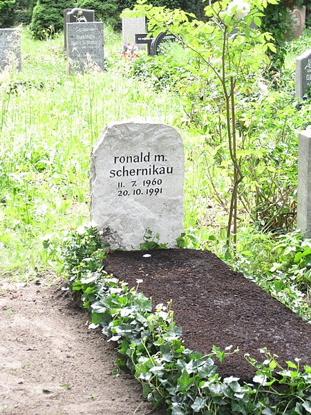 Datei:Grave schernikau.JPG