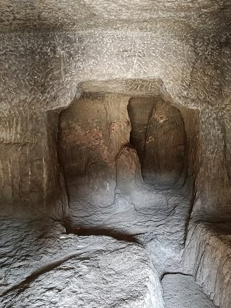 Datei:Ajanta, Höhle 5, Inneres.jpg