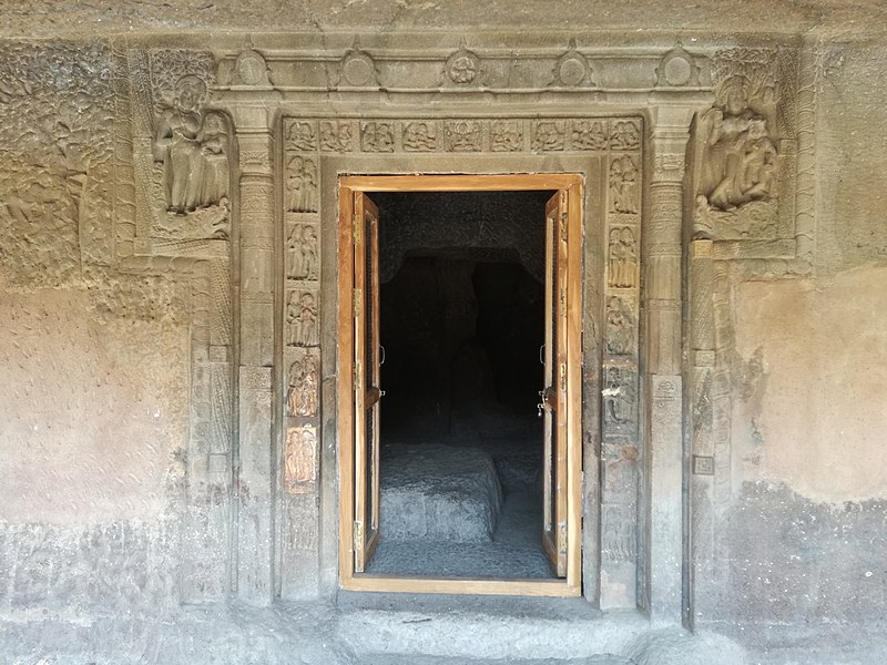 Datei:Ajanta, Höhle 5, Eingang.jpg