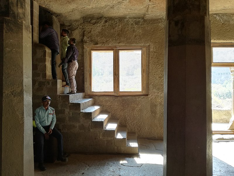 Datei:Ajanta, Höhle 6, Treppe zum Obergeschoss.jpg