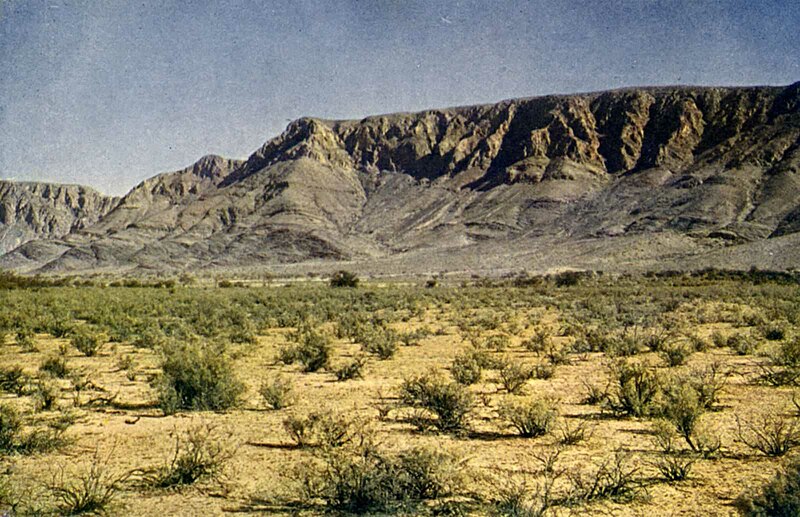 Datei:Felsenmauern des Naukluftgebirges Deutsch-Südwestafrika.jpg