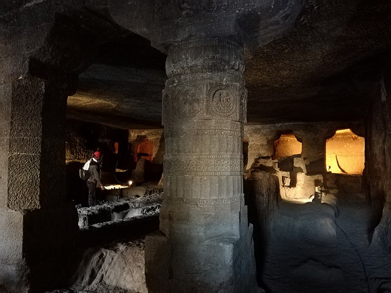Datei:Ajanta, Höhle 24, Blick in den Umgangsraum.jpg