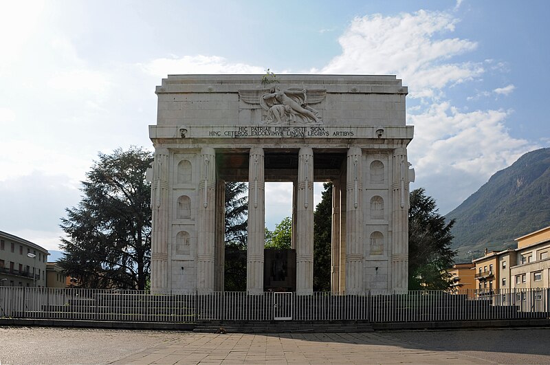 Datei:Siegesdenkmal Bozen Ostseite.JPG