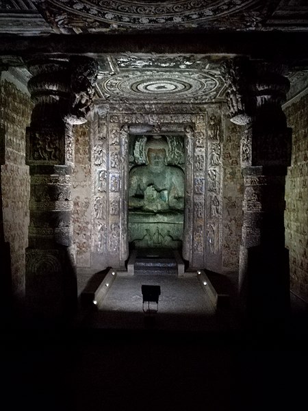 Datei:Ajanta, Höhle 2, Kultbildraum mit Buddha.jpg