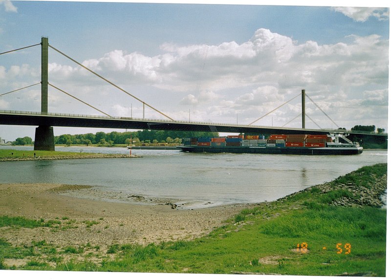 Datei:Rhein mit Containerschiff.jpg