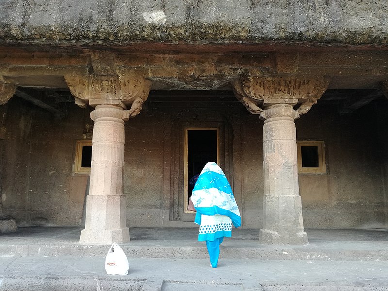 Datei:Ajanta, Höhle 20, Veranda mit Eingang.jpg
