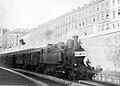 Die Station zu Zeiten der Dampfstadtbahn, der Zug aus Stadtbahnwagen und einer Lokomotive der Reihe 30 fährt stadtauswärts nach Purkersdorf