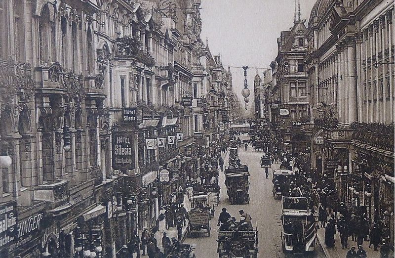 Datei:Berlin Friedrichstr Blick n Sueden Central-Hotel Hotel Silesia (um 1905).jpg