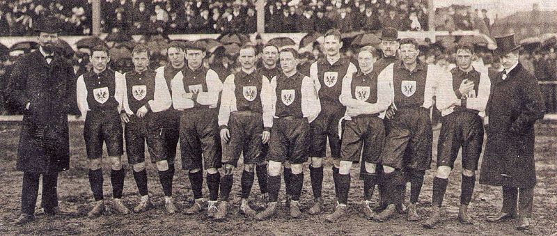 Datei:Deutsche Fussball-Nationalmannschaft erstes Laenderspiel 1908.jpg