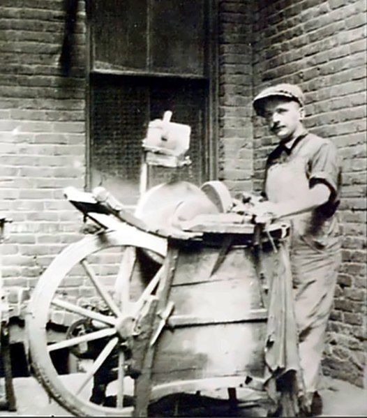 Datei:Knife grinder in Boston, 1917.jpeg