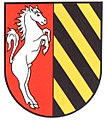 Landkreis Gandersheim (1946–1960) Im gespaltenen Schild vorne in Rot ein linksgewendetes hochaufgerichtetes silbernes Pferd, hinten in Schwarz vier goldene Schrägbalken.