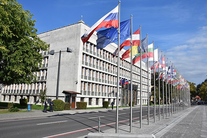 Datei:Flags by National Assembly Building of the Republic of Slovenia 01.JPG