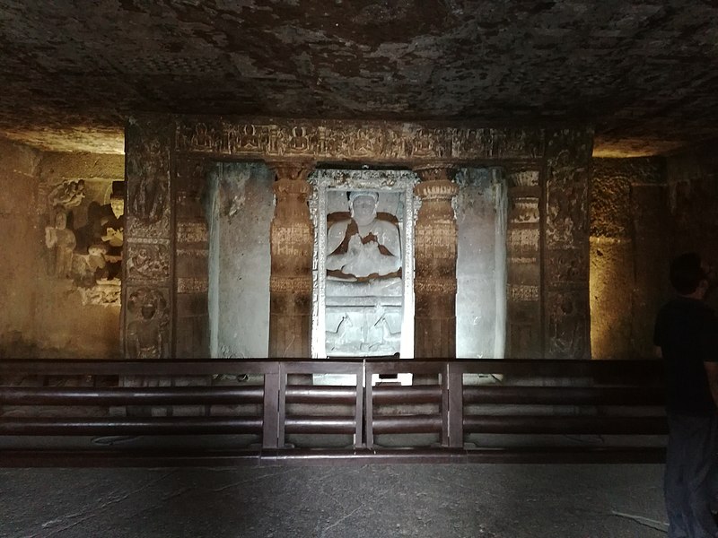 Datei:Ajanta, Höhle 20, Durchblick zum Kultbildraum.jpg