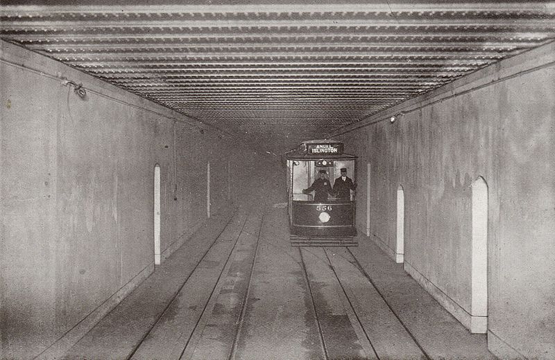 Datei:The Electric Tram In Kingsway Tunnel.jpg