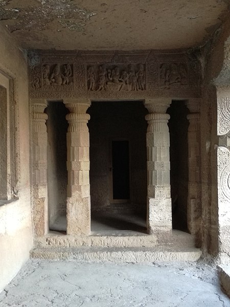 Datei:Ajanta, Höhle 21, Seitenraum der Veranda.jpg