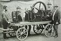 „Locomobile“ 1888, ein fahrbarer Dynamo, angetrieben von einem Marcus-Motor. Ganz rechts im Bild Siegfried Marcus