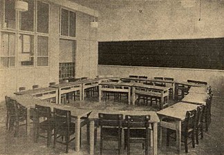 Klassenraum mit Vitrinen und Holzmöbeln, 1931