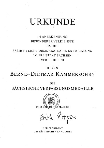 Datei:Verleihungsurkunde Sächsische Verfassungsmedaille Kammerschen.jpg