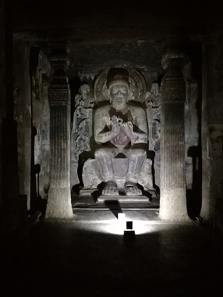 Datei:Ajanta, Höhle 16, Kultbildraum.jpg