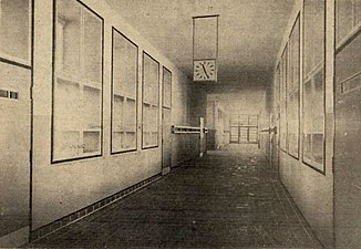 Korridor mit Vitrinen, 1931