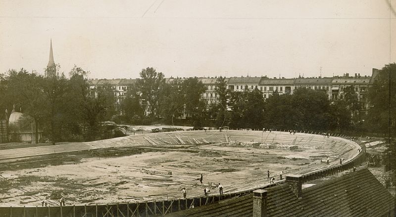 Datei:Bau der Radrennbahn "Botanischer Garten".jpg