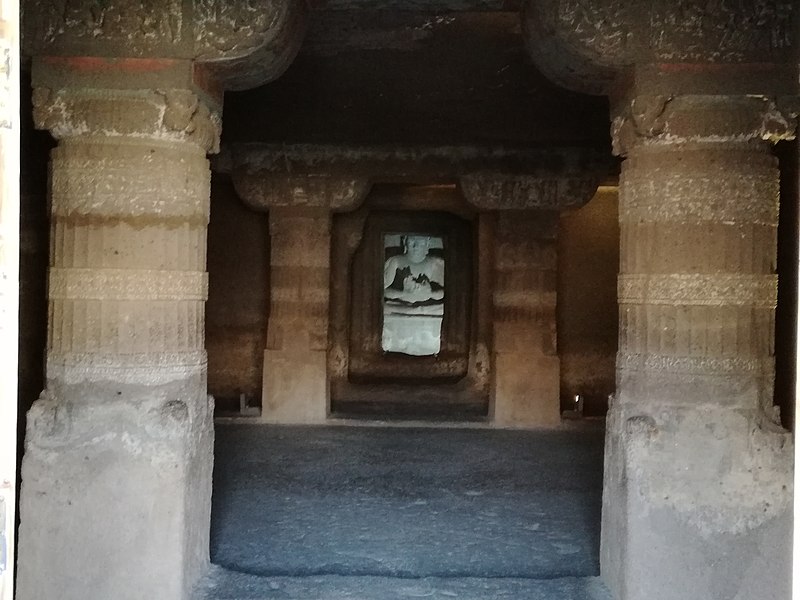 Datei:Ajanta, Höhle 21, Durchblick zum Kultbildraum.jpg