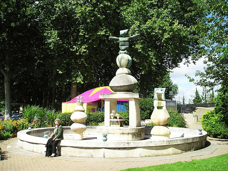 Datei:Max Ernst-Brunnen in Amboise.jpg