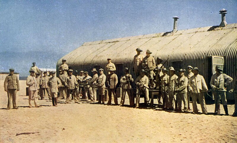 Datei:Reiter der Schutztruppe beim Gewehrreinigen in Swakopmund Deutsch-Südwestafrika.jpg