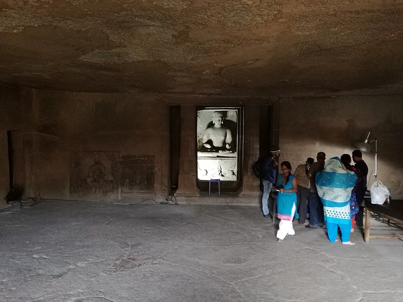 Datei:Ajanta, Höhle 15, Blick zum Kultbildraum.jpg