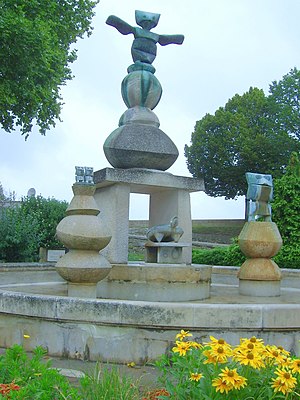 Brunnen in Amboise nach einem Entwurf von Max Ernst