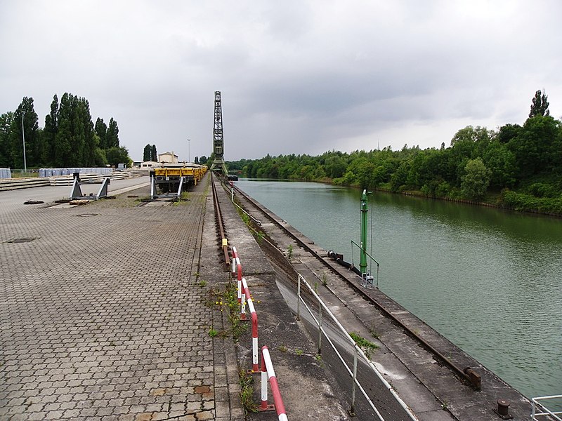 Datei:Misburger Hafen Kai.JPG