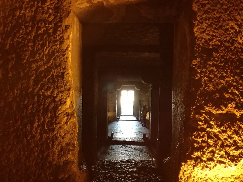 Datei:Ajanta, Höhle 23, Blick aus dem Kultbildraum zum Eingang.jpg