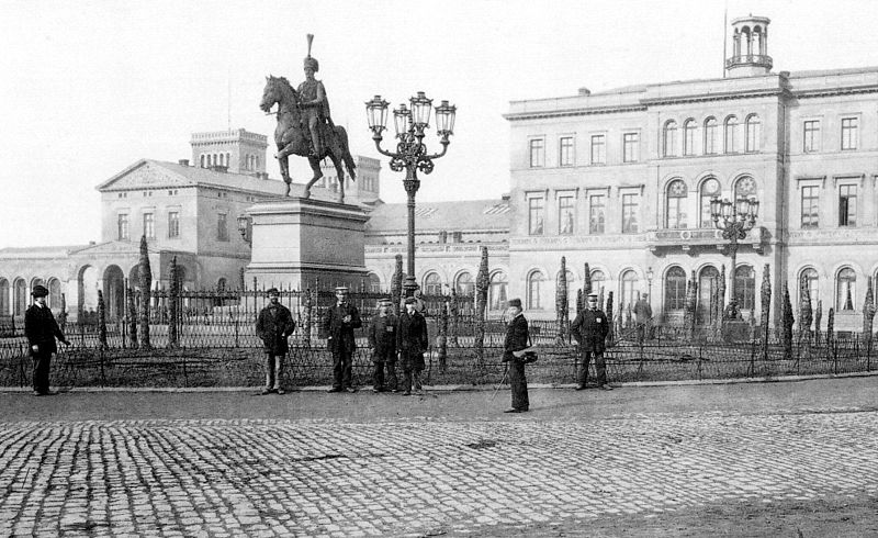 Datei:Hannover Bahnhofsvorplatz 1870.jpg